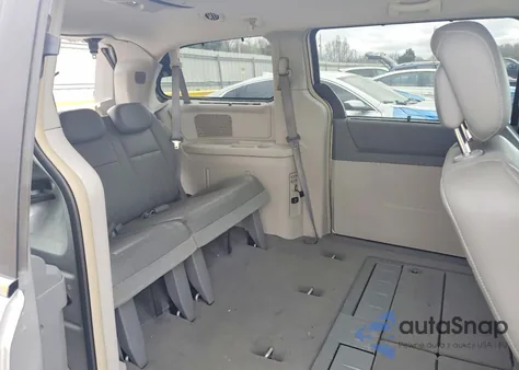 2010 Chrysler Town & Country Touring z USA, uszkodzony, nr VIN 2A4RR5D13AR315387